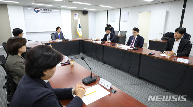 【서울=뉴시스】김진아 기자 = 이숙진 여성가족부 차관이 지난 6일 서울 종로구 정부서울청사에서 열린 ‘가정폭력 방지 대책 마련을 위한 관계부처 회의‘에서 모두발언을 하고 있다. 이번 회의는 최근 강서구 가정폭력 사건을 계기로 가정폭력 피해자 신변보호 및 가해자 처벌강화 등에 대한 국민요구가 높아짐에 따라, 가정폭력 근절 및 피해자보호를 위한 정부의 실효성 있는 정책개선 방안을 논의하기 위해 마련됐다. 2018.11.06. bluesoda@newsis.com