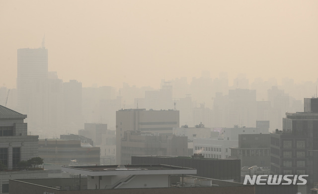 【서울=뉴시스】김진아 기자 = 초미세먼지 농도가 '나쁨'을 나태내고 있는 6일 오전 서울 도심이 뿌옇게 보이고 있다. 2018.11.06.&nbsp; bluesoda@newsis.com