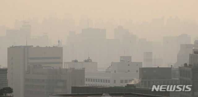 【서울=뉴시스】김진아 기자 = 초미세먼지 농도가 '나쁨'을 나태내고 있는 6일 오전 서울 도심이 뿌옇게 보이고 있다. 2018.11.06.&nbsp; bluesoda@newsis.com