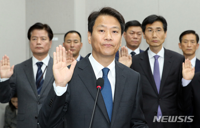【서울=뉴시스】이종철 기자&nbsp; = 6일 서울 여의도 국회 의원회관에서 열린 국회운영위 국정감사에 출석한 임종석 대통령비서실장이 선서를 하고 있다. 2018.11.06.jc4321@newsis.com