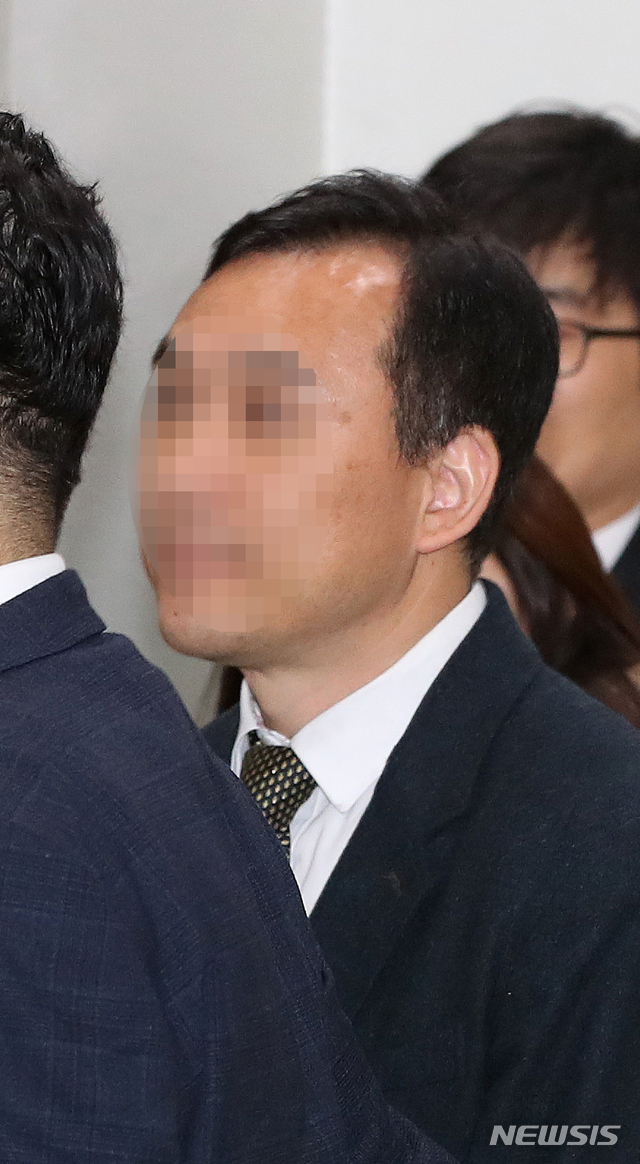 【서울=뉴시스】김선웅 기자 = 시험문제를 유출해 쌍둥이 딸들에게 전달한 혐의로 구속영장이 청구된 전 숙명여고 교무부장 A씨가 지난 6일 서울 서초구 서울중앙지법에서 열린 영장실질심사(구속 전 피의자 심문)에 출석하고 있다. 2018.11.06. mangusta@newsis.com