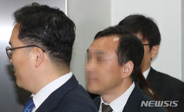 【서울=뉴시스】김선웅 기자 = 시험문제를 유출해 쌍둥이 딸들에게 전달한 혐의로 구속영장이 청구된 전 숙명여고 교무부장 A씨가 6일 서울 서초구 서울중앙지법에서 열린 영장실질심사(구속 전 피의자 심문)에 출석하고 있다. 2018.11.06. mangusta@newsis.com