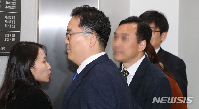 【서울=뉴시스】김선웅 기자 = 시험문제를 유출해 쌍둥이 딸들에게 전달한 혐의로 구속영장이 청구된 전 숙명여고 교무부장 A씨가 6일 서울 서초구 서울중앙지법에서 열린 영장실질심사(구속 전 피의자 심문)에 출석하고 있다. 2018.11.06. mangusta@newsis.com