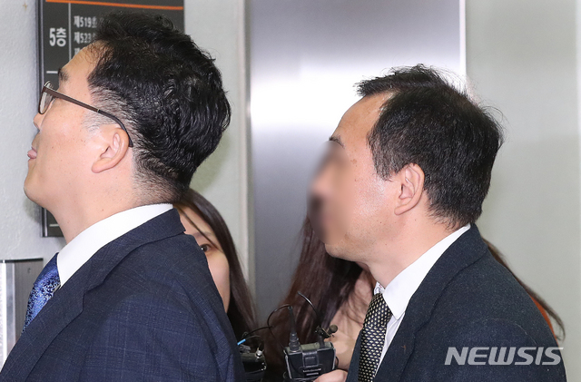 【서울=뉴시스】김선웅 기자 = 시험문제를 유출해 쌍둥이 딸들에게 전달한 혐의로 구속영장이 청구된 전 숙명여고 교무부장 A씨(오른쪽)가 지난해 11월6일 서울 서초구 서울중앙지법에서 열린 영장실질심사(구속 전 피의자 심문)에 출석하고 있다. 2018.11.06. mangusta@newsis.com