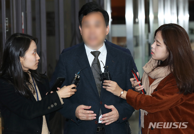 【서울=뉴시스】이윤청 수습기자 = 숙명여고 시험문제 유출 혐의를 받는 전 교무부장 A씨가 영장실질심사(구속 전 피의자 심문)를 받기 위해 6일 오전 서울 서초구 서울중앙지법으로 출석하고 있다.A씨는 자신의 쌍둥이 딸들에게 중간고사 및 기말고사 문제와 정답을 유출한 혐의를 받고 있다. 2018.11.06. radiohead@newsis.com