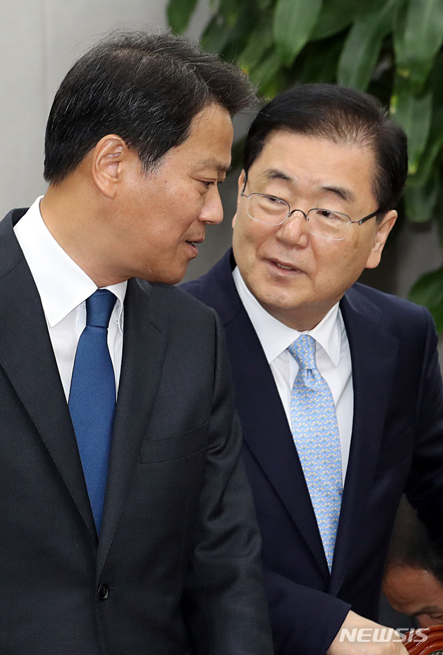 【서울=뉴시스】이종철 기자&nbsp; = 6일 서울 여의도 국회 의원회관에서 열린 국회운영위 국정감사에 출석한 임종석 대통령비서실장과 정의용 국가안보실장이 의견을 나누고 있다. 2018.11.06.jc4321@newsis.com