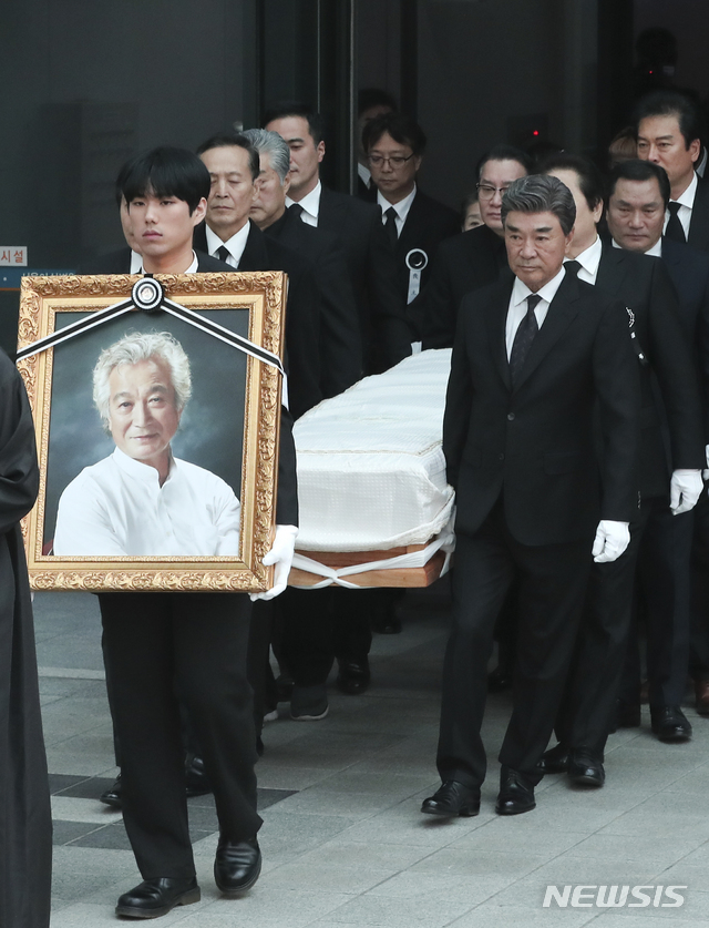 【서울=뉴시스】최진석 기자 = 6일 오전 송파구 서울아산병원 장례식장에서 열린 故 신성일의 발인이 엄수되고 있다. 2018.11.06.myjs@newsis.com