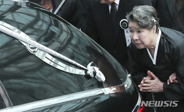 【서울=뉴시스】최진석 기자 = 6일 오전 송파구 서울아산병원 장례식장에서 열린 故 신성일의 발인에서 배우 엄앵란을 비롯한 유가족들이 마지막 인사를 하고 있다. 2018.11.06.myjs@newsis.com