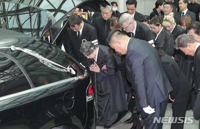 【서울=뉴시스】최진석 기자 = 6일 오전 송파구 서울아산병원 장례식장에서 열린 故 신성일의 발인이 엄수되고 있다. 2018.11.06.myjs@newsis.com