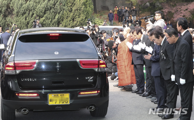 【서울=뉴시스】최진석 기자 = 6일 오전 송파구 서울아산병원 장례식장에서 열린 故 신성일의 발인이 엄수되고 있다. 2018.11.06.myjs@newsis.com