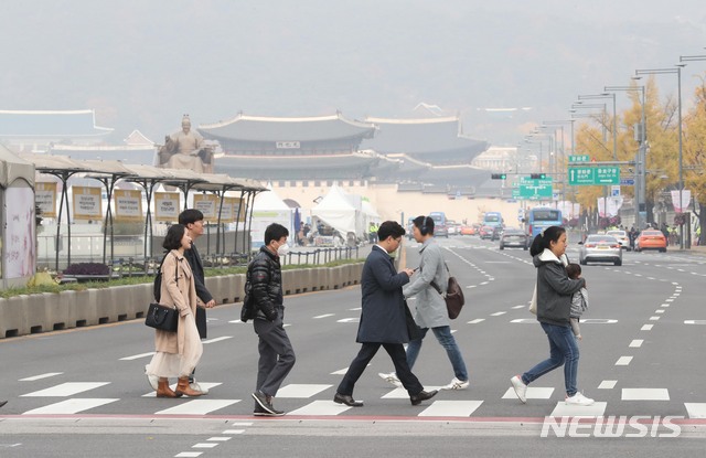 【서울=뉴시스】조성봉 기자 = 서울의 초미세먼지 농도가 '나쁨' 상태를 나타낸 6일 오전 서울 종로구 광화문 네거리에서 마스크를 쓴 시민들이 출근길 발걸음을 재촉하고 있다.2018.11.06.suncho21@newsis.com