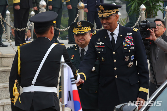 【서울=뉴시스】배훈식 기자 = 빈센트 브룩스(오른쪽) 한미연합사령관이 지난해 11월6일 서울 용산구 합동참모본부 연병장에서 열린 환송 의장행사에 참석, 의장대 사열을 마친 뒤 악수하고 있다. 왼쪽은 두번째는 박한기 합참의장. 2018.11.06. dahora83@newsis.com