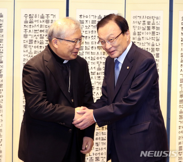 【서울=뉴시스】전진환 기자 = 염수정 추기경이 6일 오전 서울 명동 천주교 서울대교구에서 이해찬 더불어민주당 대표의 예방을 받고 악수하고 있다. 2018.11.06. amin2@newsis.com