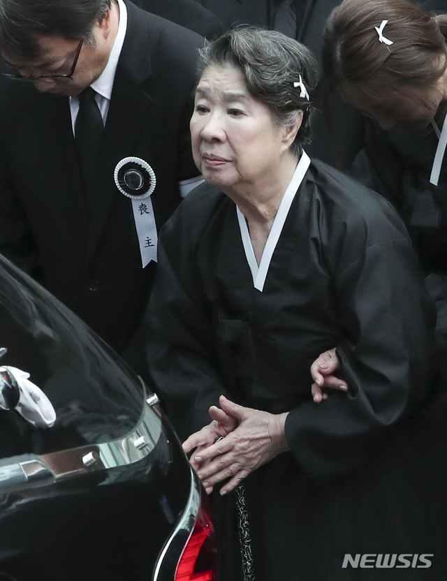 【서울=뉴시스】최진석 기자 = 6일 오전 송파구 서울아산병원 장례식장에서 열린 故 신성일의 발인에서 배우 엄앵란이 마지막 인사를 하고 있다. 2018.11.06.myjs@newsis.com