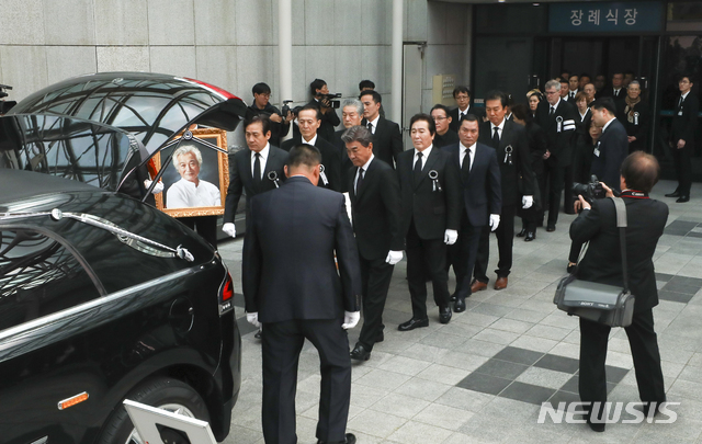 【서울=뉴시스】최진석 기자 = 6일 오전 송파구 서울아산병원 장례식장에서 열린 故 신성일의 발인에서 영화인들이 운구하고 있다. 2018.11.06.myjs@newsis.com