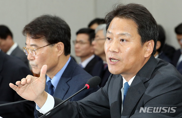 【서울=뉴시스】이종철 기자&nbsp; = 6일 서울 여의도 국회 의원회관에서 열린 국회운영위 국정감사에 출석한 임종석 대통령비서실장이 의원 질의에 답변하고 있다. 2018.11.06.jc4321@newsis.com