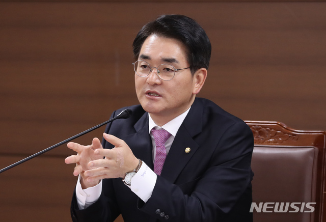 【서울=뉴시스】고승민 기자 = 6일 오전 서울시의회 의원회관에서 서울시의회 교육위원회 주최로 열린 '사립유치원 비리근절 및 공공성 강화를 위한 열린간담회'에서 더불어민주당 박용진 의원이 발제를 하고 있다. 2018.11.06. kkssmm99@newsis.com