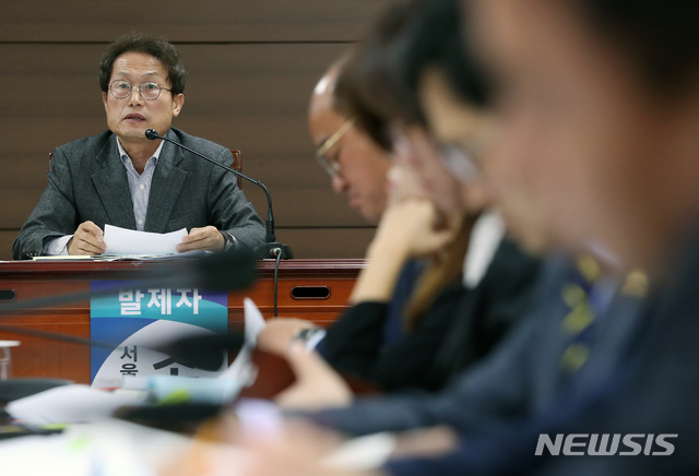 【서울=뉴시스】고승민 기자 = 6일 오전 서울시의회 의원회관에서 서울시의회 교육위원회 주최로 열린 '사립유치원 비리근절 및 공공성 강화를 위한 열린간담회'에서 조희연 서울시교육감이 발제를 하고 있다. 2018.11.06. kkssmm99@newsis.com