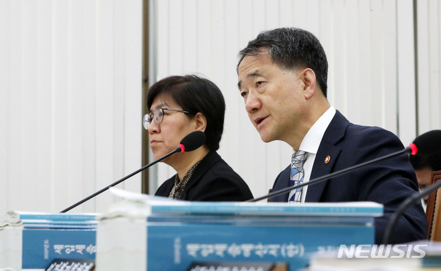 【서울=뉴시스】홍효식 기자 = 6일 오전 서울 여의도 국회 보건복지위원회 회의실에서 열린 전체회의에서 박능후(오른쪽) 보건복지부 장관이 의원들의 질의에 답하고 있다. 2018.11.06. yesphoto@newsis.com