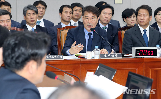 【서울=뉴시스】이종철 기자 = 6일 서울 여의도 국회 의원회관에서 열린 국회운영위 국정감사에 출석한 장하성 정책실장이 의원 질의에 답하고 있다. 2018.11.06. jc4321@newsis.com