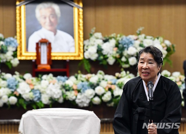 【서울=뉴시스】최진석 기자 = 배우 신성일(본명 강신성일)의 영결식이 6일 오전 서울 송파구 서울아산병원 장례식장에서 영화인장으로 거행된 가운데 고인의 부인 배우 엄앵란이 추도사를 읽고 있다. 2018.11.06. photo@newsis.com