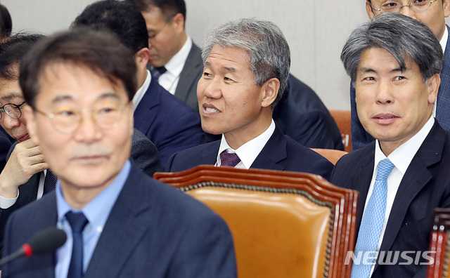 【서울=뉴시스】이종철 기자 = 6일 서울 여의도 국회 의원회관에서 열린 국회운영위 국정감사에 출석한 장하성 정책실장 뒤에서 김수현 사회수석과 윤종원 경제수석이 자리를 잡고 앉아 있다. 2018.11.06.jc4321@newsis.com