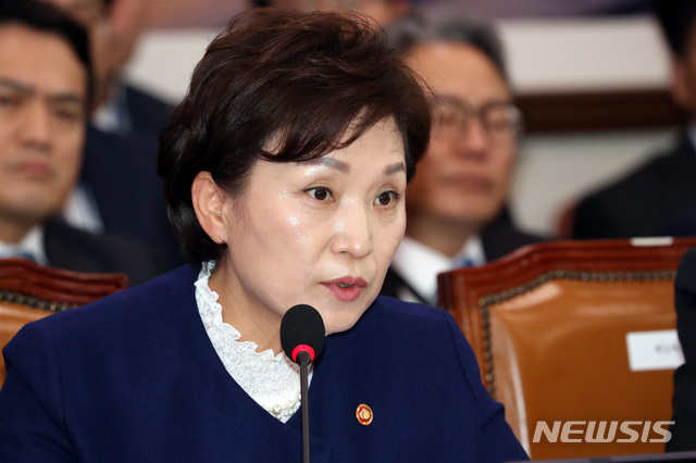 【서울=뉴시스】박영태 기자 = 6일 오후 서울 영등포구 여의도 국회에서 열린 예산결산특별위원회 제4차 전체회의에서 김현미 국토교통부 장관이 의원 질의에 답변하고 있다. 2018.11.06.since1999@newsis.com