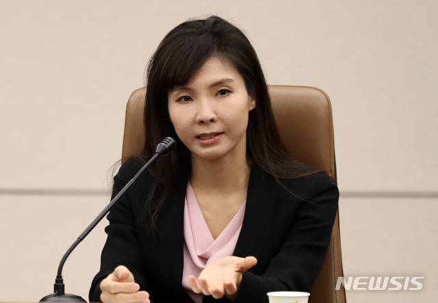 【서울=뉴시스】김선웅 기자 = 서지현 검사가 6일 오후 서울 서초구 서울지방변호사회관에서 가해자로 지목한 안태근 전 검사장과 국가를 상대 손해배상 청구 소송 기자회견을 하고 있다. 2018.11.06. mangusta@newsis.com