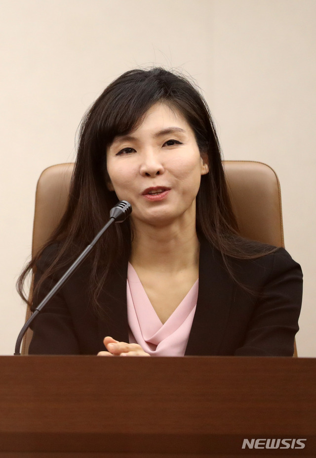 【서울=뉴시스】김선웅 기자 = 지난 6일 서지현 검사가 서울 서초구 서울지방변호사회관에서 기자회견을 하고 있다. 2018.11.06. mangusta@newsis.com