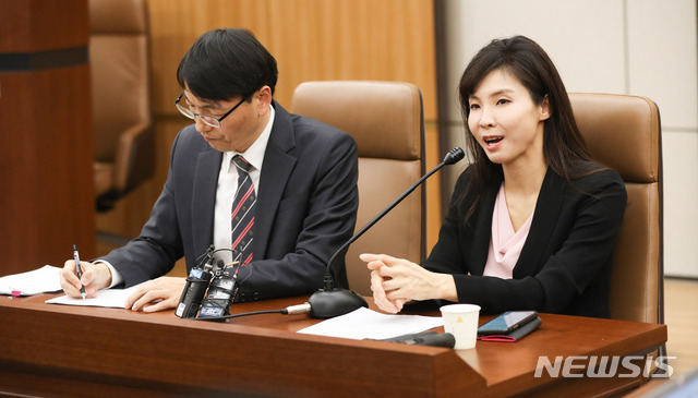【서울=뉴시스】김선웅 기자 = 서지현 검사가 6일 오후 서울 서초구 서울지방변호사회관에서 가해자로 지목한 안태근 전 검사장과 국가를 상대 손해배상 청구 소송 기자회견을 하고 있다. 2018.11.06. mangusta@newsis.com