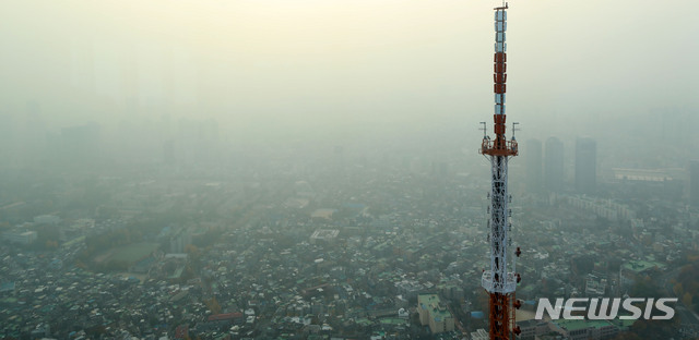 【서울=뉴시스】김선웅 기자 = 서울 등 수도권 미세먼지가 나쁨 상태를 나타낸 6일 오후 서울 용산구 남산공원에서 바라본 서울 도심이 흐리다. 2018.11.06. mangusta@newsis.com