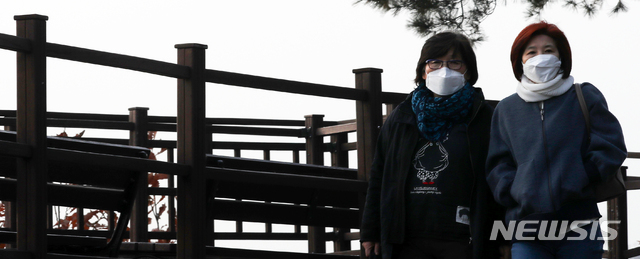 【서울=뉴시스】김선웅 기자 = 서울 등 수도권 미세먼지가 나쁨 상태를 나타낸 6일 오후 서울 용산구 남산공원에서 마스크를 쓴 시민들이 길을 걷고 있다. 2018.11.06. mangusta@newsis.com