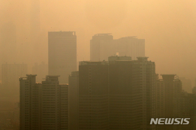【서울=뉴시스】김선웅 기자 = 서울 등 수도권 미세먼지가 나쁨 상태를 나타낸 6일 오후 서울 용산구 남산공원에서 바라본 서울 도심이 흐리다. 2018.11.06. mangusta@newsis.com