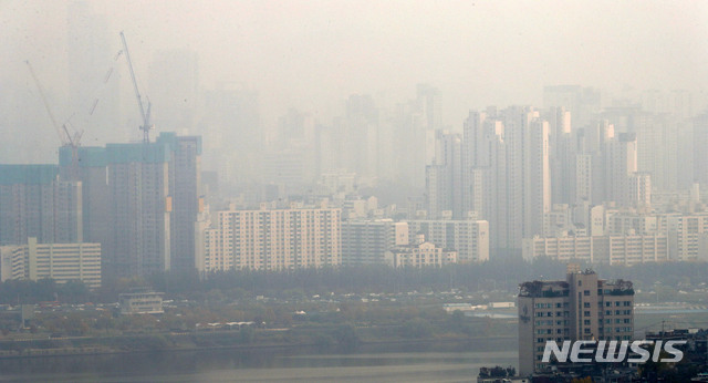 【서울=뉴시스】김선웅 기자 = 서울 등 수도권 미세먼지가 나쁨 상태를 나타낸 6일 오후 서울 용산구 남산공원에서 바라본 서울 도심이 흐리다. 2018.11.06. mangusta@newsis.com