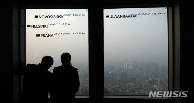 【서울=뉴시스】김선웅 기자 = 서울 등 수도권 미세먼지가 나쁨 상태를 나타낸 6일 오후 서울 용산구 남산공원에서 바라본 서울 도심이 흐리다. 2018.11.06. mangusta@newsis.com