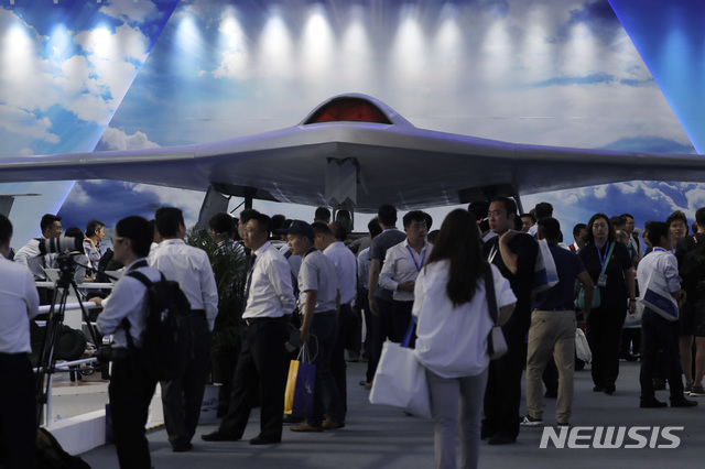 【주하이=AP/뉴시스】6일 중국 광END성 주하이에서 개막한 주하이(珠海) 에어쇼에서 처음 실제 모델이 공개된 차이훙(彩虹, CH) 7의 모습. 스텔스 기능을 갖춘데다 인간이 조종하는 전투기보다 더 많은 무기를 탑재할 수 있는 것으로 알려진 이 무인 스텔스 전투기는 최고 시속 920㎞로 비행하며 10∼13㎞ 고도를 비행해 대부분의 방공미사일을 피할 수 있다. 2018.11.06 