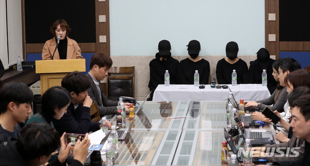 【서울=뉴시스】김선웅 기자 = 지난 6일 오후 서울 종로구 한국기독교회관에서 열린 기독교 내 '그루밍 성폭력' 폭로 기자회견에서 피해자들을 보호하고 있는 정혜민 목사가 발언을 하고 있다. 당사자들은 인천 S교회 청년부 목사에게 미성년자 시절부터 성폭력 피해를 당했다고 밝혔다. 이번 사건의 피해자는 20명이 넘는다. 2018.11.06. mangusta@newsis.com