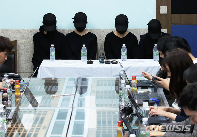 【서울=뉴시스】이윤청 수습기자 = 인천 한 교회의 청년부 목사로부터 수년간 그루밍 범죄 피해를 입은 여성 신도들이 6일 오후 서울 종로구 한국기독교회관에서 열린 A목사 고발 기자회견에 참석해 있다. 이날 기자회견에서 피해자들은 A목사의 사임 및 공개 사과를 촉구했다. 2018.11.06. radiohead@newsis.com