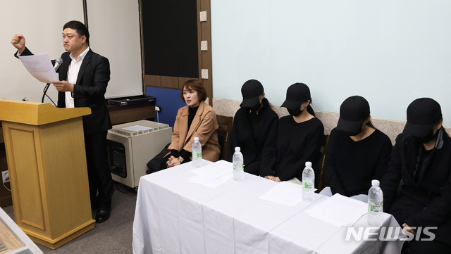 【서울=뉴시스】이윤청 수습기자 = 인천 한 교회의 청년부 목사로부터 수년간 그루밍 범죄 피해를 입은 여성 신도들과 김디모데 목사(왼쪽 첫번째)가 6일 오후 서울 종로구 한국기독교회관에서 열린 A목사 고발 기자회견에서 구호를 외치고 있다.이날 기자회견에서 피해자들은 A목사의 사임 및 공개 사과를 촉구했다. 2018.11.06. radiohead@newsis.com