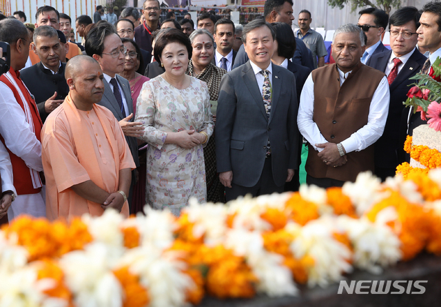 【아요디아(인도)=뉴시스】전신 기자 = 김정숙 여사가 6일 우타르프라데시주 아요디아 허왕후 기념비를 찾아 요기 아디티아나트 주총리와 함께 헌화를 마친 후 기념비 설명을 듣고 있다. 2018.11.06. photo1006@newsis.com