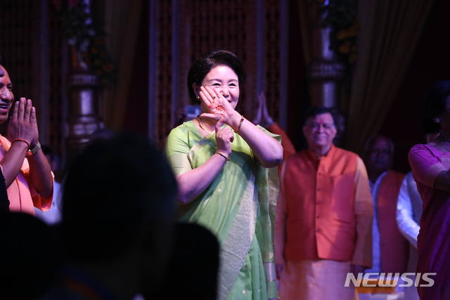 【아요디아(인도)=뉴시스】전신 기자 = 김정숙 여사가 6일 우타르프라데시주 아요디아 람 카타 파크에서 열린 디왈리 축제 개막식에 참석해 손을 들어보이고 있다. 2018.11.06.&nbsp; photo1006@newsis.com 