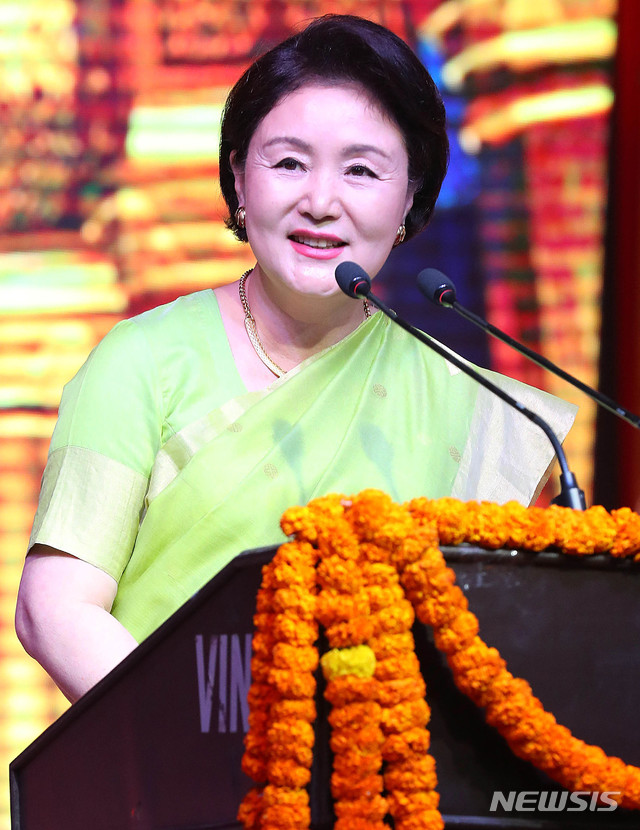 【아요디아(인도)=뉴시스】전신 기자 = 김정숙 여사가 6일 우타르프라데시주 아요디아 람 카타 파크에서 열린 디왈리 축제 개막식에서 축사하고 있다. 2018.11.06.&nbsp; photo1006@newsis.com 