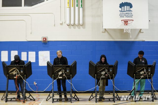 6일 오하이오주 콜롬비아 투표소, 직접기록전자식의 터치 스크린으로 투표하고 있다 AP