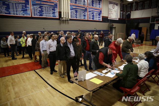 【도일스타운=AP/뉴시스】 미 중간선거가 실시된 6일 이른 아침 펜실베이니아주의 한 투표소에서 아침 일찍 온 투표자들이 투표 용지를 받기 위해 열로 줄로 서 있다. 펜 주는 운전면허증 등 사진 첨부 신분증 제시를 요구하는 '엄격' 주에 속한다. 2018. 11. 6. 
