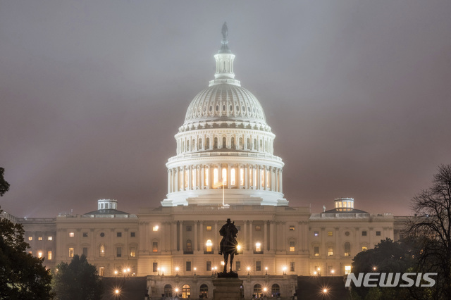 【워싱턴=AP/뉴시스】 미 중간선거가 실시되는 6일 새벽 수도 워싱턴의 연방 의사당 캐피틀 건물이 햇빛 여명 대신 안개에 싸여 있다. 이날 동부에는 비바람이 예보됐다. 이날 선거에서 연방 하원 435명과 상원 35명이 결정돼 제 116대 미 연방의회가 구성된다. 2018. 11. 6.&nbsp;&nbsp; 