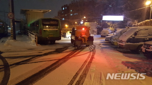 【서울=뉴시스】강북구 제설작업 모습. 2018.11.07. (사진=강북구청 제공)