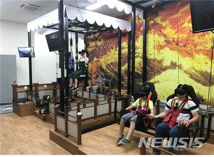 【무안=뉴시스】배상현 기자 = 7일 명량대첩 VR 체험존 '그날, 이순신을 만나다' 체험하는 관람객 모습. 2018.11.07 (사진=전남정보문화산업진흥원 제공)&nbsp;&nbsp;&nbsp; praxis@newsis.com