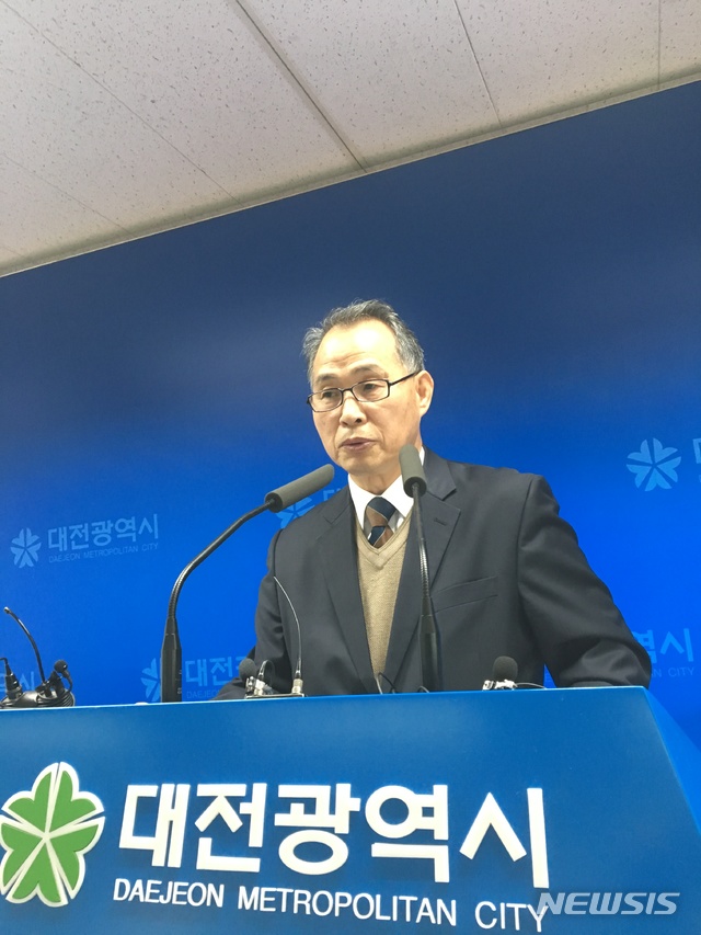 【대전=뉴시스】조명휘 기자 = 김영호 대전 월평공원 공론화위원회 위원장이 7일 오전 대전시청 브리핑룸에서 기자회견을 열고 시민참여단 보완방법과 향후 일정 계획에 대해 설명하고 있다. 2018.11.07.&nbsp; joemedia@newsis.com