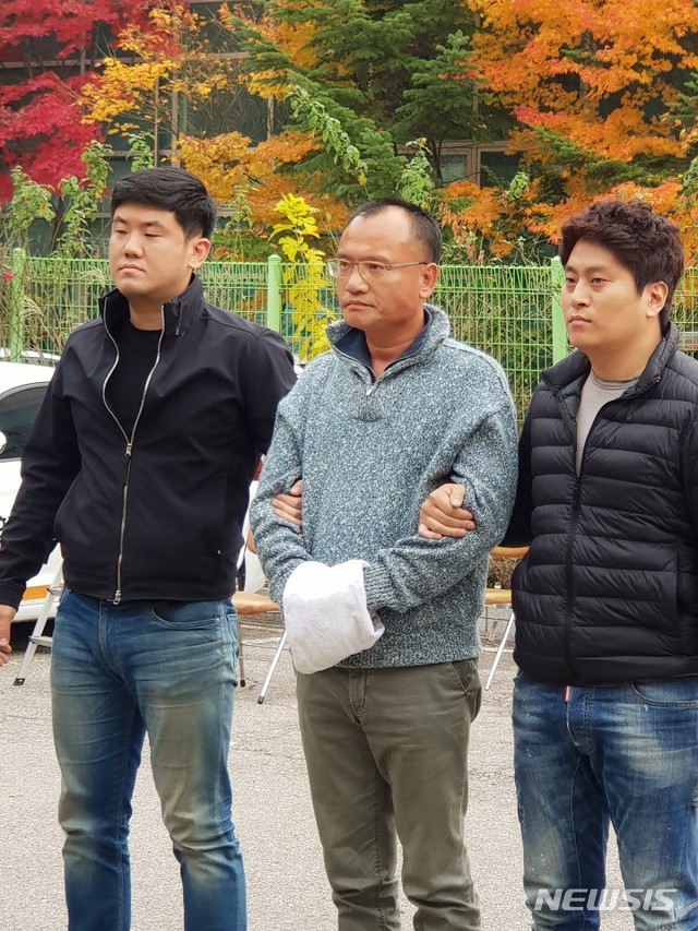 【수원=뉴시스】박다예 기자 = 양진호 한국미래기술 회장은 7일 오후 3시께 경기남부지방경찰청 광역수사대 앞에서 기자 질문에 답하고 있다. 앞서 양 회장은 이날 오후 12시10분께 성남시 분당구의 한 오피스텔에서 체포됐다. 2018.11.07 pdyes@naver.com 