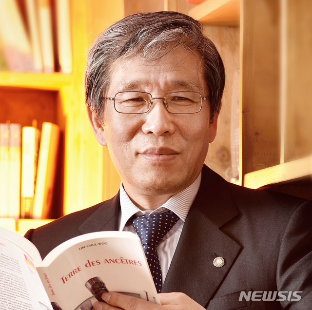 [소식]한국문학번역원장 지낸 서울대 김성곤 교수, 스페인 정부 훈장 받아